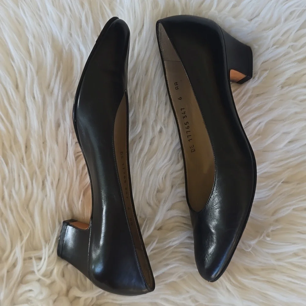 Vintage Salvatore Ferragamo Classic Black Leather Block Kitten Heels Pumps Sz.6
